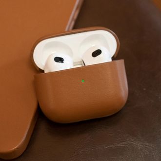 Чохол Native Union Leather Case Tan for Airpods 3rd Gen (APCSE-LTHR-BRN-V2) - фото 4 Чохол Native Union Leather Case Tan for Airpods 3rd Gen (APCSE-LTHR-BRN-V2) - фото 4