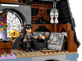 Конструктор Lego Wednesday Комната в общежитии Венсдей и Энид (76781) - фото 5 Конструктор Lego Wednesday Комната в общежитии Венсдей и Энид (76781) - фото 5