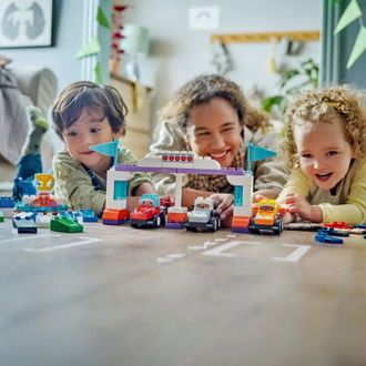 Конструктор Lego DUPLO Автомобілі для перегонів і пілоти команд Формули-1 (10445) - фото 5