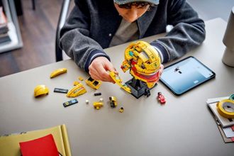 Конструктор LEGO Editions Formula 1 Шлем Льюиса Гамильтона из команды Scuderia Ferrari HP (43022) - фото 9