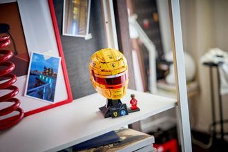 Конструктор LEGO Editions Formula 1 Шлем Льюиса Гамильтона из команды Scuderia Ferrari HP (43022) - фото 11