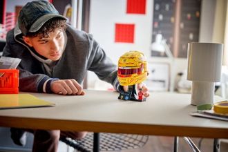 Конструктор LEGO Editions Formula 1 Шлем Льюиса Гамильтона из команды Scuderia Ferrari HP (43022) - фото 12