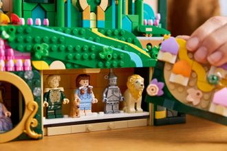 Конструктор LEGO Wicked Изумрудный город, настенный арт (75685) - фото 5 Конструктор LEGO Wicked Изумрудный город, настенный арт (75685) - фото 5