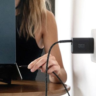 Сетевое зарядное устройство Native Union Fast GaN Charger PD 45W (1 USB-C + 1 USB-A) Port Black (FAST-PD45AC-BLK-EU) - фото 3 Сетевое зарядное устройство Native Union Fast GaN Charger PD 45W (1 USB-C + 1 USB-A) Port Black (FAST-PD45AC-BLK-EU) - фото 3