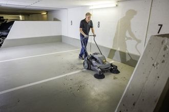 Підмітальна машина Karcher KM 70/30 C Bp 2SB (1.517-231.0) без АКБ та ЗП - фото 2 Підмітальна машина Karcher KM 70/30 C Bp 2SB (1.517-231.0) без АКБ та ЗП - фото 2