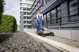 Підмітальна машина Karcher KM 70/30 C Bp 2SB (1.517-231.0) без АКБ та ЗП - фото 3 Підмітальна машина Karcher KM 70/30 C Bp 2SB (1.517-231.0) без АКБ та ЗП - фото 3