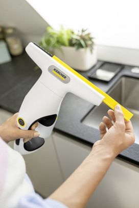 Пилосос для вікон Karcher WV 1 Compact Care (1.633-628.0) - фото 3 Пилосос для вікон Karcher WV 1 Compact Care (1.633-628.0) - фото 3