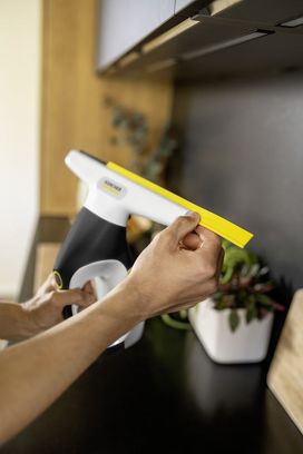 Пилосос для вікон Karcher WV 3 Comfort Care (1.633-690.0) - фото 3 Пилосос для вікон Karcher WV 3 Comfort Care (1.633-690.0) - фото 3